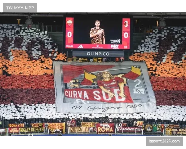 特写：巴黎主场球迷在北看台展示巨型TIFO致敬即将离队的姆巴佩